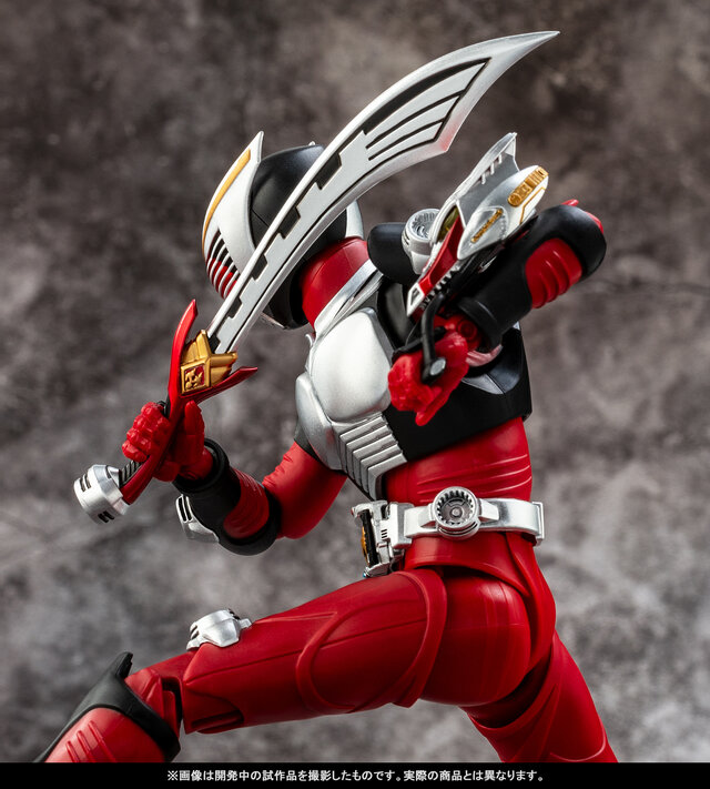 「仮面ライダー龍騎」アクションフィギュアが最高にクール！圧倒的な可動域、OPで印象的な複眼も光る