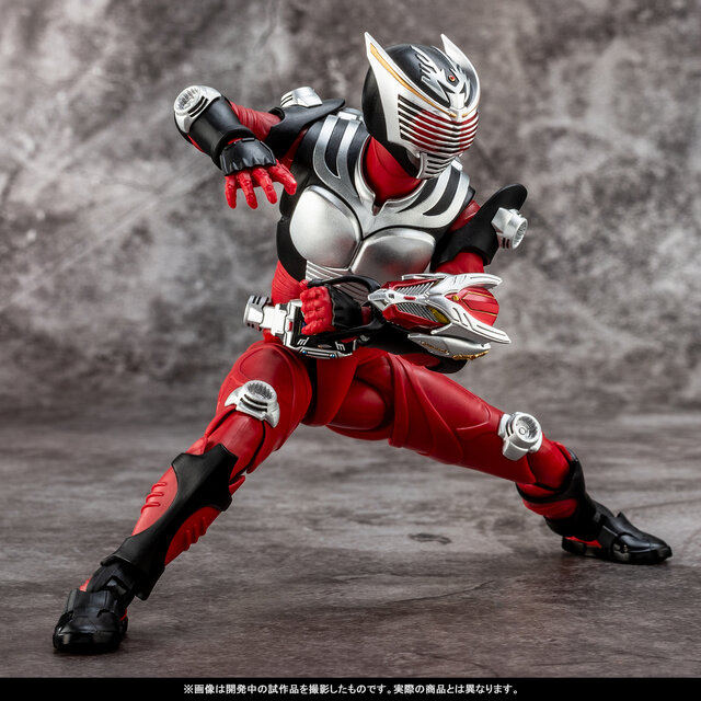 「仮面ライダー龍騎」アクションフィギュアが最高にクール！圧倒的な可動域、OPで印象的な複眼も光る