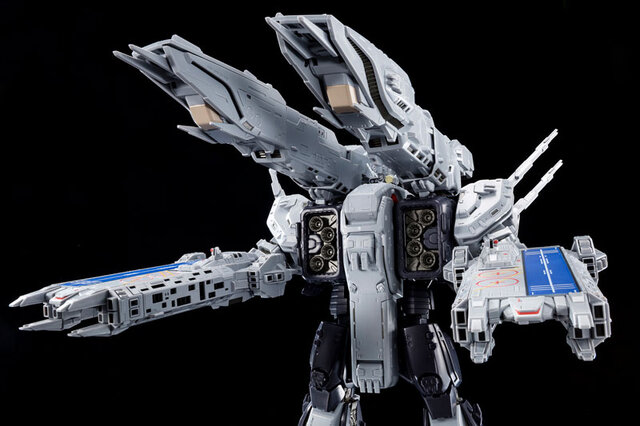 劇場版「超時空要塞マクロス」より「完全変形SDF-1 MACROSS」が再販！要塞型から強行型への変形を完全再現