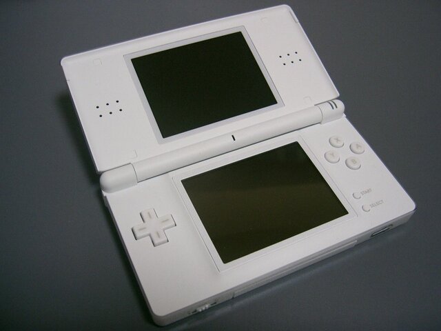 「ニンテンドーDS Lite」が遂に発売に