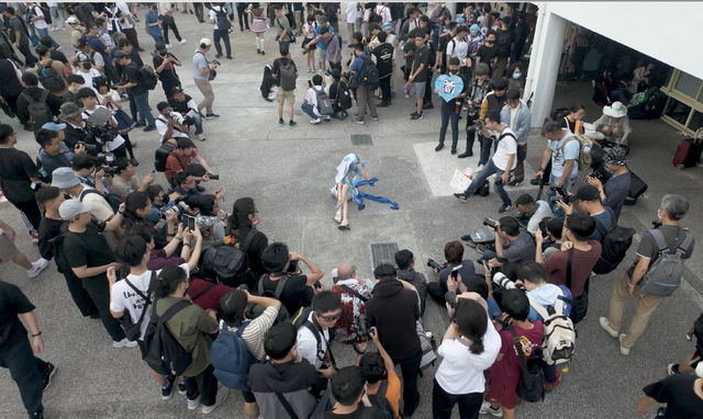 囲み撮影の様子