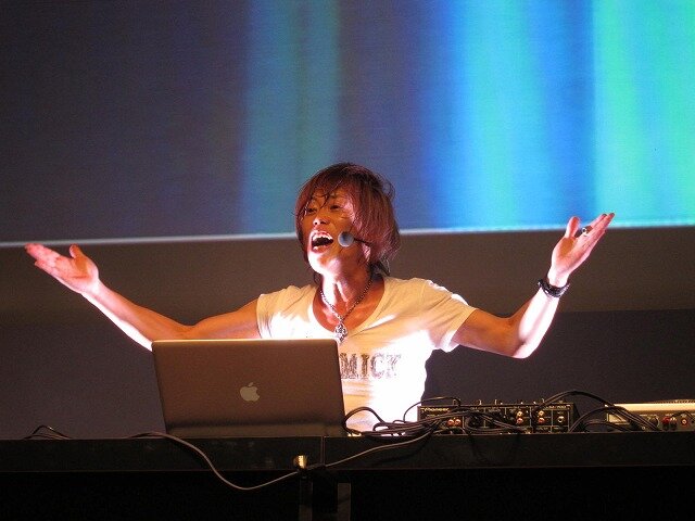 【TGS 2010】Kinectで皆でダンス！『DanceEvolution』スペシャルステージ