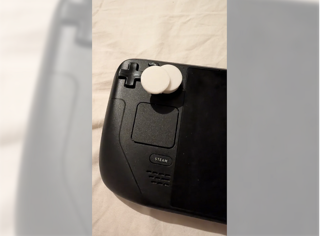 左手の親指が二本あるユーザーがSteam Deckの操作性で悩み―まさかの助け舟が訪れる