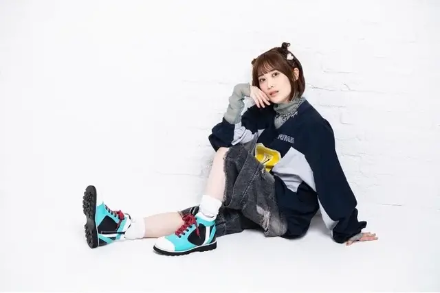 『ブルアカ』より「カズサのスニーカー」が予約受付中！描き下ろしイラストグッズを販売、夏吉ゆうこさんによるスペシャルショット公開も
