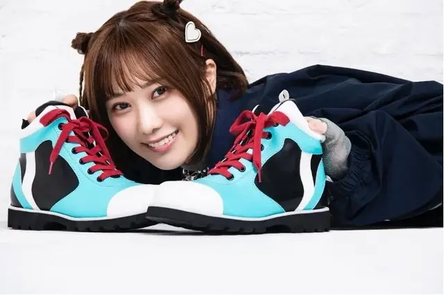 『ブルアカ』より「カズサのスニーカー」が予約受付中！描き下ろしイラストグッズを販売、夏吉ゆうこさんによるスペシャルショット公開も