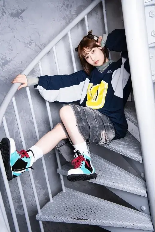 『ブルアカ』より「カズサのスニーカー」が予約受付中！描き下ろしイラストグッズを販売、夏吉ゆうこさんによるスペシャルショット公開も