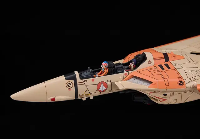 「超時空要塞マクロス」第1話にて主人公・一条輝が乗り込んだ複座型のバルキリー「VF-1D」がプラモ化！コックピットにリン・ミンメイを乗せることも可能