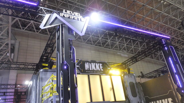 コスプレイヤーがズラリと並ぶ『勝利の女神：NIKKE』“リアル10連ガチャ”今年もTGSで出展