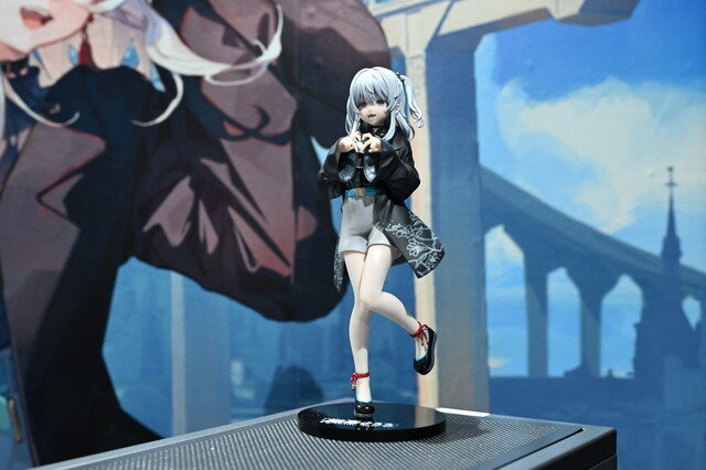 東京ゲームショウ 2025のBenQブースはゲームアートスタイルを鮮明に映し出す最新ゲーミングモニターが主役！猫麦とろろさんのスタイリッシュなパネルもお出迎え【TGS2025】