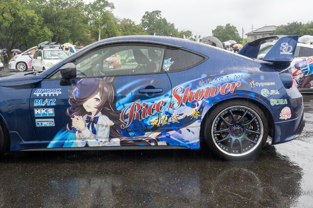 『ウマ娘』の痛車が集結！雨に負けない躍動感を放つ【第九回 天下無双 東西最強痛車決戦 フォトレポ】