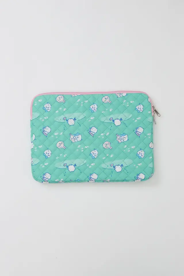 「ちいかわ」が草むしり検定に向けて勉強―新商品「レトロデザインシリーズ」にアパレルやポーチなど普段使いできるアイテムがズラリ