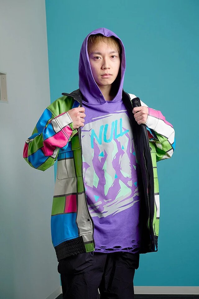 『ウマ娘』エアシャカールの私服を完全再現！「NULL」パーカーと格子柄のジャケットがラインナップ