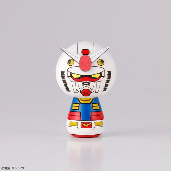 ガンダム・シャア専用ザク・量産型ザクIIが可愛いこけしに！細かい部分を忠実に再現、プレバン限定3体セットには専用の台座が付属