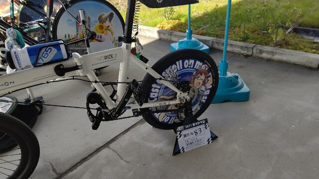 『アイマス』合同ライブ「MOIW2025」に“アイ”が集まる！「のぼり」や「痛車」など会場周辺施策をレポート