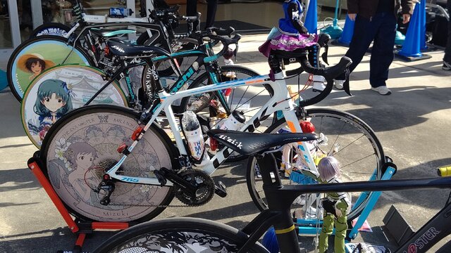 『アイマス』合同ライブ「MOIW2025」に“アイ”が集まる！「のぼり」や「痛車」など会場周辺施策をレポート