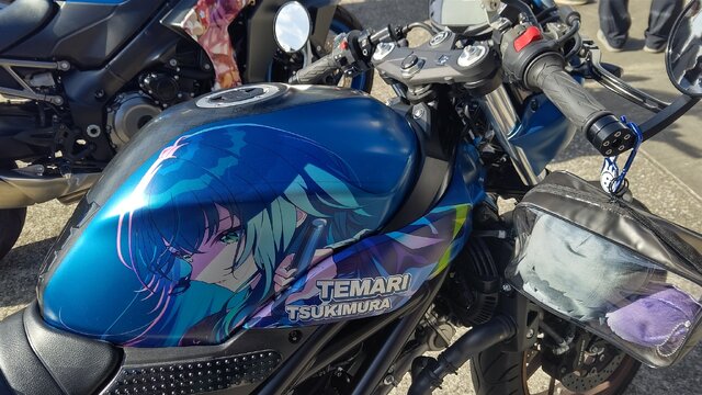 『アイマス』合同ライブ「MOIW2025」に“アイ”が集まる！「のぼり」や「痛車」など会場周辺施策をレポート