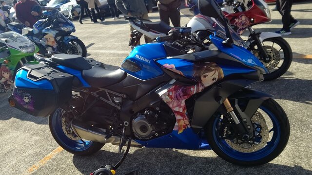 『アイマス』合同ライブ「MOIW2025」に“アイ”が集まる！「のぼり」や「痛車」など会場周辺施策をレポート