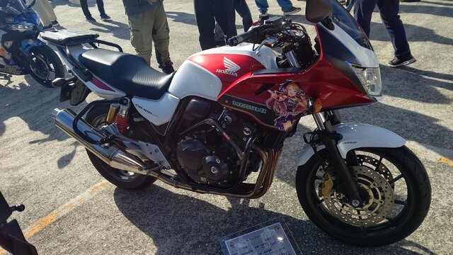 『アイマス』合同ライブ「MOIW2025」に“アイ”が集まる！「のぼり」や「痛車」など会場周辺施策をレポート