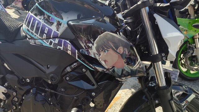 『アイマス』合同ライブ「MOIW2025」に“アイ”が集まる！「のぼり」や「痛車」など会場周辺施策をレポート