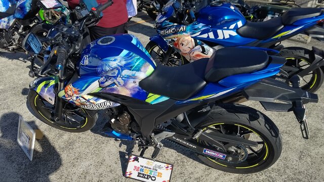 『アイマス』合同ライブ「MOIW2025」に“アイ”が集まる！「のぼり」や「痛車」など会場周辺施策をレポート