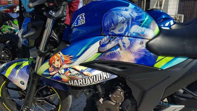 『アイマス』合同ライブ「MOIW2025」に“アイ”が集まる！「のぼり」や「痛車」など会場周辺施策をレポート