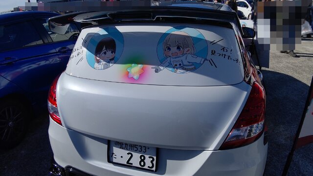 『アイマス』合同ライブ「MOIW2025」に“アイ”が集まる！「のぼり」や「痛車」など会場周辺施策をレポート