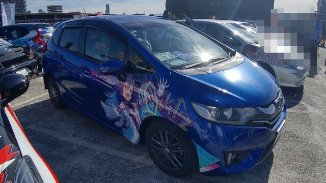 『アイマス』合同ライブ「MOIW2025」に“アイ”が集まる！「のぼり」や「痛車」など会場周辺施策をレポート