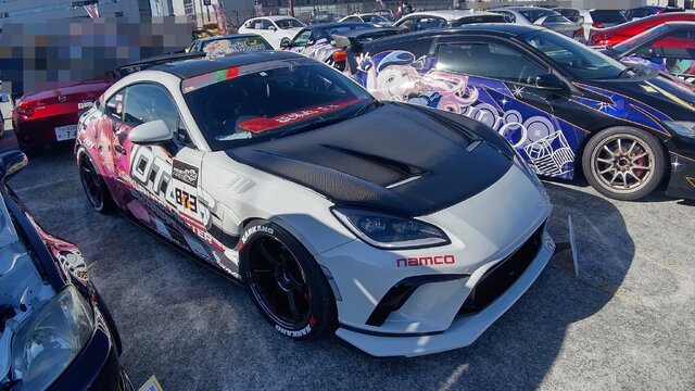 『アイマス』合同ライブ「MOIW2025」に“アイ”が集まる！「のぼり」や「痛車」など会場周辺施策をレポート