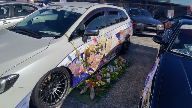 『アイマス』合同ライブ「MOIW2025」に“アイ”が集まる！「のぼり」や「痛車」など会場周辺施策をレポート