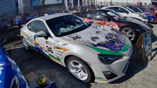 『アイマス』合同ライブ「MOIW2025」に“アイ”が集まる！「のぼり」や「痛車」など会場周辺施策をレポート