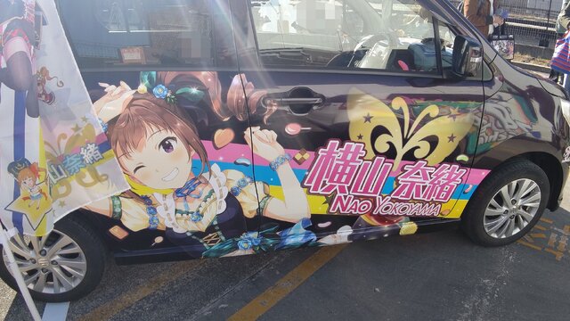 『アイマス』合同ライブ「MOIW2025」に“アイ”が集まる！「のぼり」や「痛車」など会場周辺施策をレポート