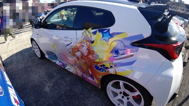 『アイマス』合同ライブ「MOIW2025」に“アイ”が集まる！「のぼり」や「痛車」など会場周辺施策をレポート