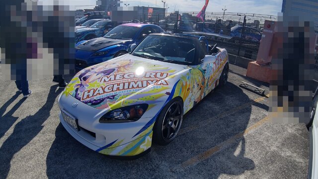 『アイマス』合同ライブ「MOIW2025」に“アイ”が集まる！「のぼり」や「痛車」など会場周辺施策をレポート