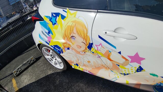 『アイマス』合同ライブ「MOIW2025」に“アイ”が集まる！「のぼり」や「痛車」など会場周辺施策をレポート