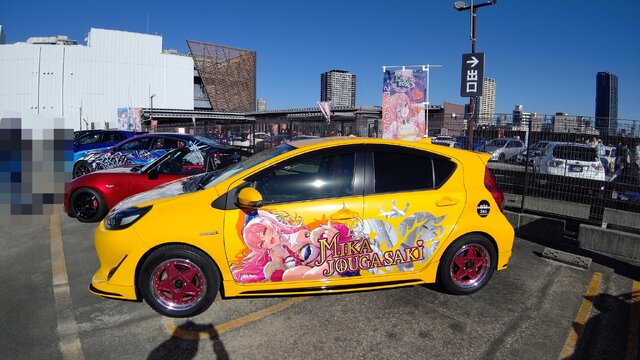 『アイマス』合同ライブ「MOIW2025」に“アイ”が集まる！「のぼり」や「痛車」など会場周辺施策をレポート