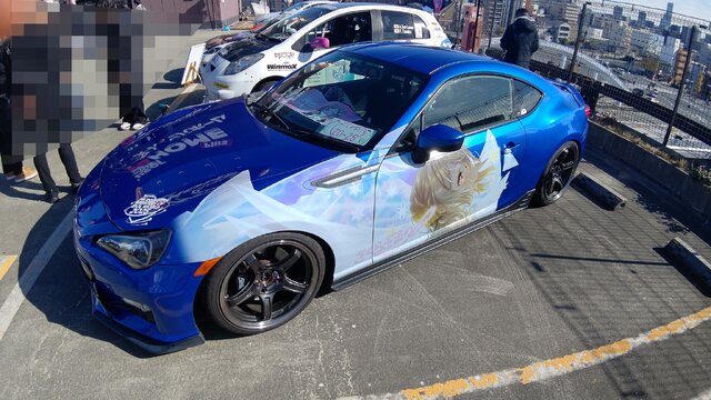 『アイマス』合同ライブ「MOIW2025」に“アイ”が集まる！「のぼり」や「痛車」など会場周辺施策をレポート