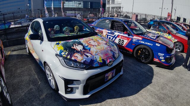 『アイマス』合同ライブ「MOIW2025」に“アイ”が集まる！「のぼり」や「痛車」など会場周辺施策をレポート