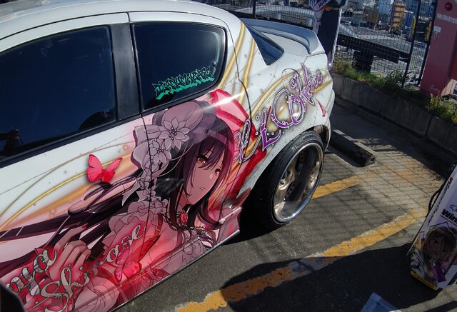 『アイマス』合同ライブ「MOIW2025」に“アイ”が集まる！「のぼり」や「痛車」など会場周辺施策をレポート