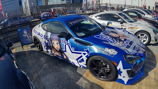 『アイマス』合同ライブ「MOIW2025」に“アイ”が集まる！「のぼり」や「痛車」など会場周辺施策をレポート