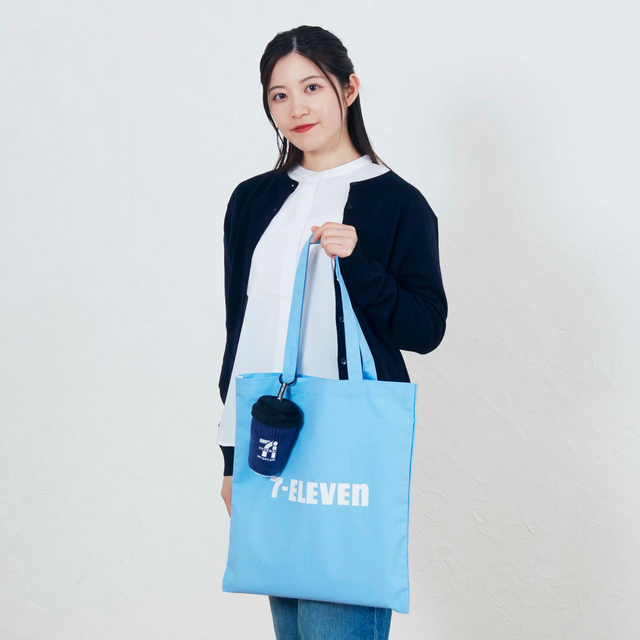 「セブン‐イレブン」人気商品をグッズ化した「Happyくじ」が3月13日発売！巨大なからあげ棒ぬいぐるみや、“金”シリーズのブランケットなどユニーク