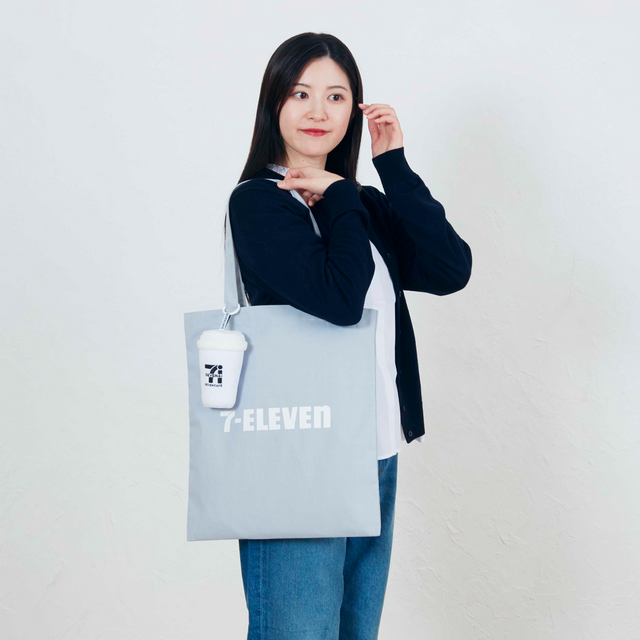 「セブン‐イレブン」人気商品をグッズ化した「Happyくじ」が3月13日発売！巨大なからあげ棒ぬいぐるみや、“金”シリーズのブランケットなどユニーク