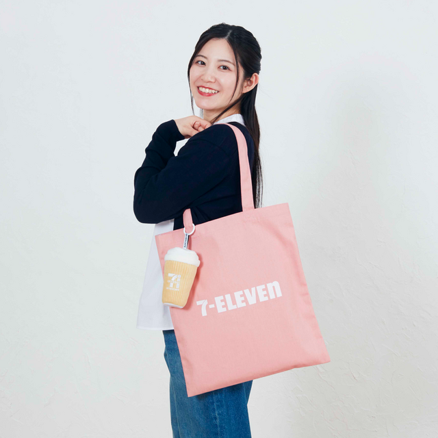 「セブン‐イレブン」人気商品をグッズ化した「Happyくじ」が3月13日発売！巨大なからあげ棒ぬいぐるみや、“金”シリーズのブランケットなどユニーク