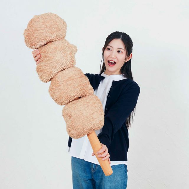 「セブン‐イレブン」人気商品をグッズ化した「Happyくじ」が3月13日発売！巨大なからあげ棒ぬいぐるみや、“金”シリーズのブランケットなどユニーク