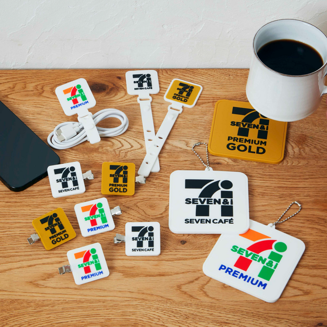 「セブン‐イレブン」人気商品をグッズ化した「Happyくじ」が3月13日発売！巨大なからあげ棒ぬいぐるみや、“金”シリーズのブランケットなどユニーク