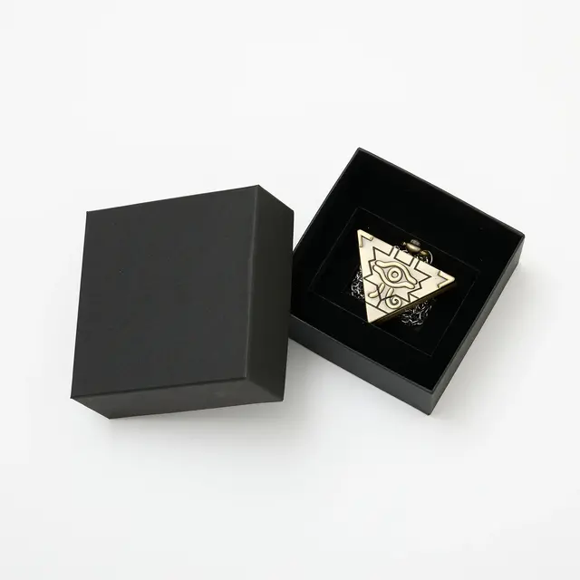 「遊戯王」新作コラボアイテムのこだわりが凄い！「千年パズル」懐中時計はじめ、遊戯と海馬の象徴的な要素を盛り込んだブーツなど全5商品