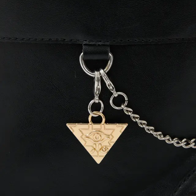 「遊戯王」新作コラボアイテムのこだわりが凄い！「千年パズル」懐中時計はじめ、遊戯と海馬の象徴的な要素を盛り込んだブーツなど全5商品