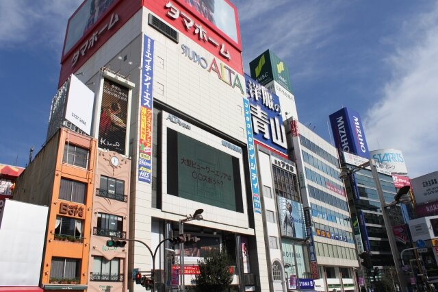 新宿東口に原寸大の雷狼竜ジンオウガが出現