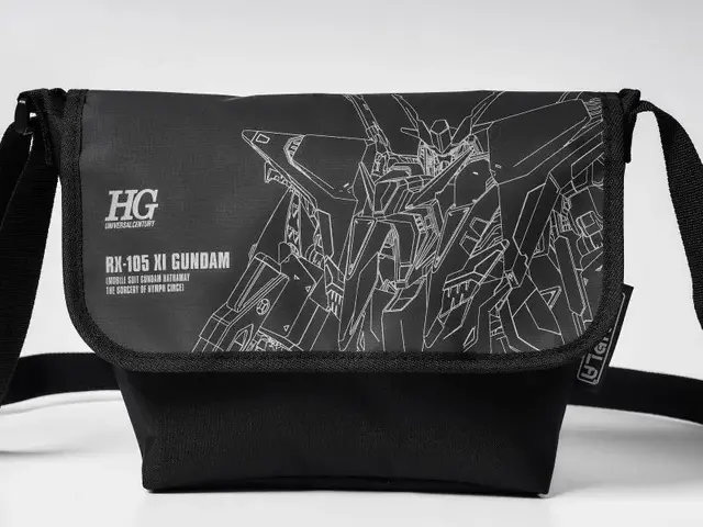 「Ξガンダム」が光を反射して輝く！メッセンジャーバッグが、「smart 2026年7月号」に付いてくる