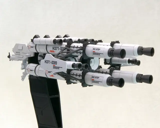 『アーマード・コア』より「ラインアーク ホワイト・グリント＆V.O.Bセット」が再生産！塗装しやすい通常成型色に変更