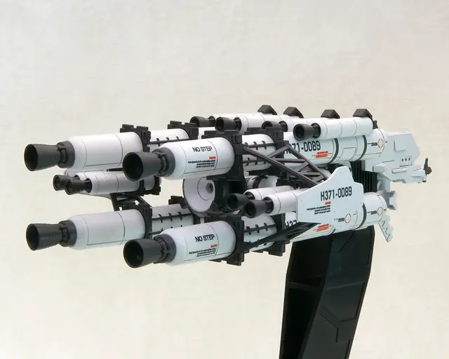 『アーマード・コア』より「ラインアーク ホワイト・グリント＆V.O.Bセット」が再生産！塗装しやすい通常成型色に変更